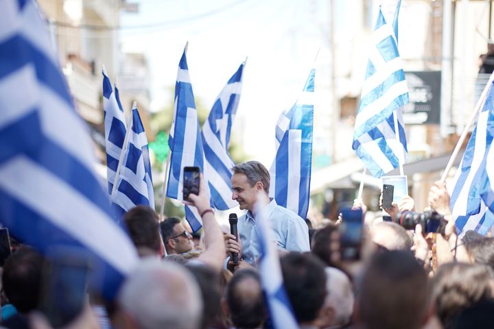 Στιγμιότυπο από τον χαιρετισμό του Κυριάκου Μητσοτάκη σε πολίτες της Νέας Ιωνίας