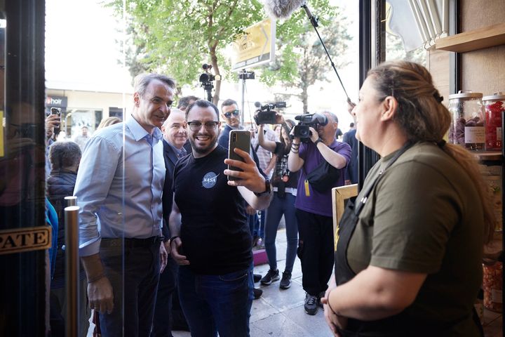 Χαμόγελα και...σέλφι στη βόλτα του Κυριάκου Μητσοτάκη στη Νέα Ιωνία