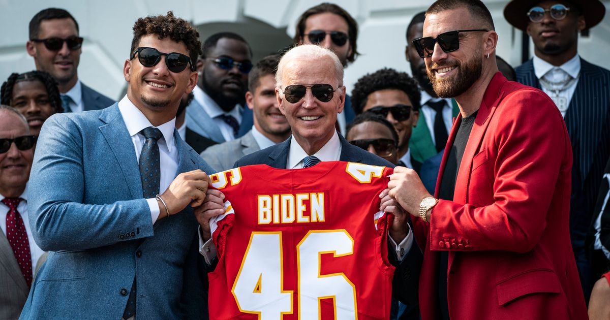 Patrick Mahomes, Travis Kelce give Joe Biden with No. 46 Chiefs jersey