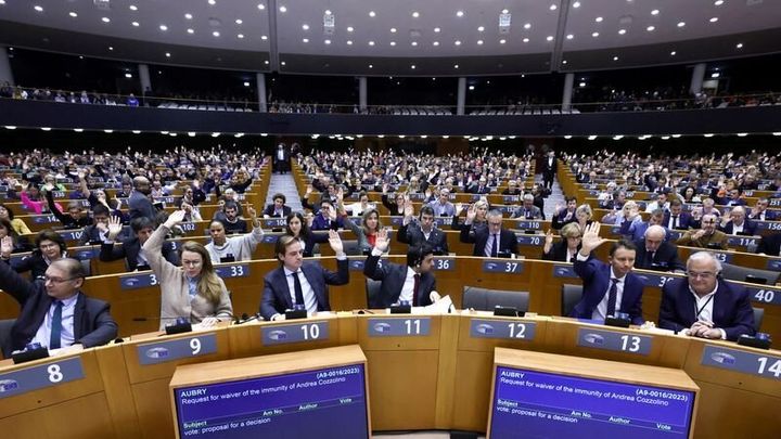 ΦΩΤΟΓΡΑΦΙΑ ΑΡΧΕΙΟΥ: Μέλη του Ευρωπαϊκού Κοινοβουλίου ψηφίζουν για την άρση της ασυλίας του Ιταλού βουλευτή Andrea Cozzolino και του Βέλγου βουλευτή Marc Tarabella, αμφότεροι των κεντροαριστερών Σοσιαλιστών και Δημοκρατών, τους οποίους οι Βέλγοι ερευνητές θέλουν να ανακρίνουν για ένα σκάνδαλο διαφθοράς, στις Βρυξέλλες, Βέλγιο 2 Φεβρουαρίου