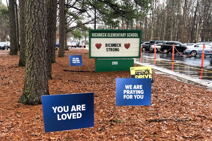 Des pancartes se dressent à l'extérieur de l'école élémentaire Richneck à Newport News, en Virginie, à la suite de la fusillade du 6 janvier qui a grièvement blessé un enseignant.