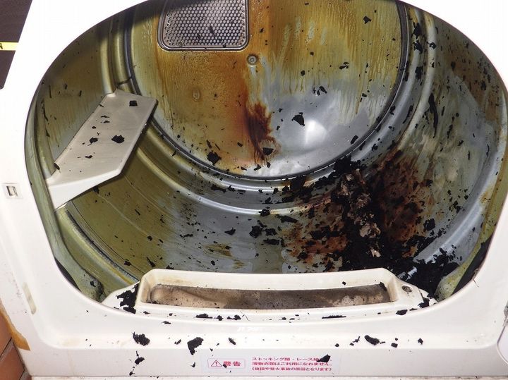 アロマオイルを含んだタオルから出火し、乾燥機の一部が焼損している