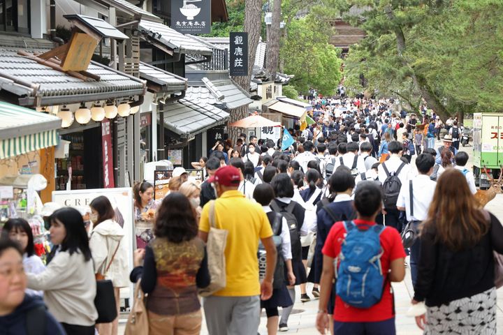 東大寺の参道を歩く観光客ら＝2023年6月1日、奈良市