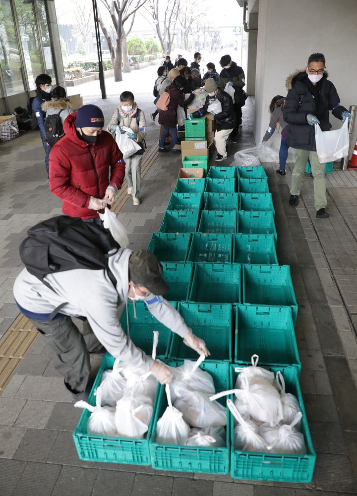 食料物資などの配布の準備をするボランティアら＝2020年12月05日、東京都新宿区