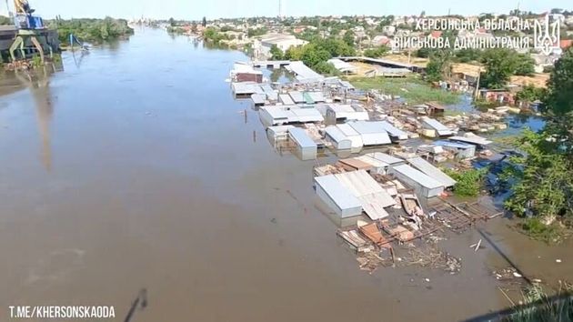 ヘルソン市内の浸水したコンテナ（2023年6月6日、ヘルソン地方行政局の動画より）