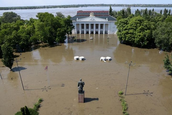 ロシアの占領下にあるウクライナ・ヘルソン州のノバ・カホフカ市で浸水した文化宮殿（2023年6月6日）