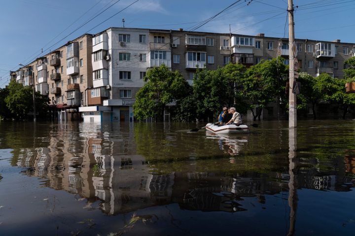2023年6月7日、ヘルソン市の浸水地域から避難する際、ボートで住民を運ぶウクライナ治安部隊