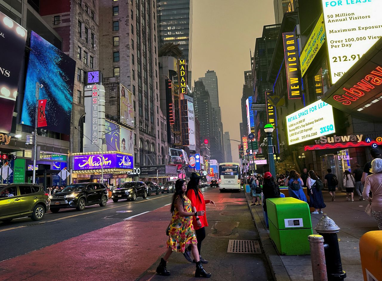 Η Times Square στο Μανχάταν καλύπτεται από καπνό που παρασύρθηκε νότια από τις πυρκαγιές στον Καναδά, στη Νέα Υόρκη. ΗΠΑ, 6 Ιουνίου 2023. REUTERS/Maye-E Wong