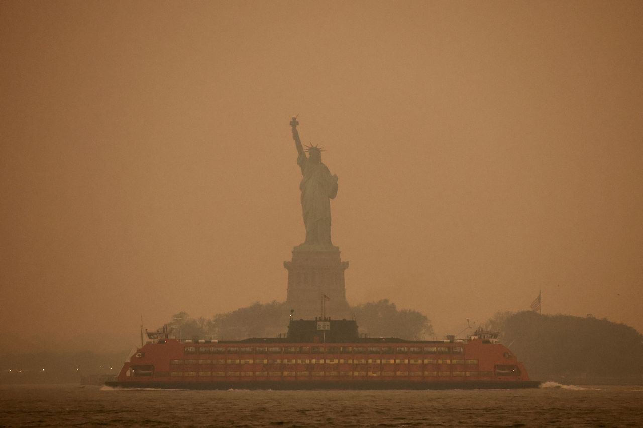 Το Άγαλμα της Ελευθερίας καλύπτεται από καπνό που προκαλείται από τις πυρκαγιές στον Καναδά, στη Νέα Υόρκη, ΗΠΑ, 6 Ιουνίου 2023. REUTERS/Amr Alfiky
