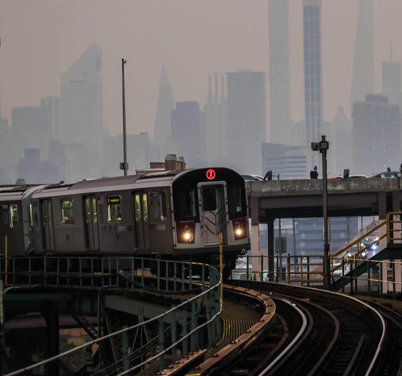 ΝΕΑ ΥΟΡΚΗ, ΗΝΩΜΕΝΕΣ ΠΟΛΙΤΕΙΕΣ - 6 ΙΟΥΝΙΟΥ: Η απόκοσμη εικόνα ενός τρένου καθώς η ποιότητα του αέρα παραμένει κακή στη Νέα Υόρκη, λόγω πυρκαγιών στον Καναδά. Ηνωμένες Πολιτείες στις 6 Ιουνίου 2023. (Photo by Selcuk Acar/Anadolu Agency via Getty Images)