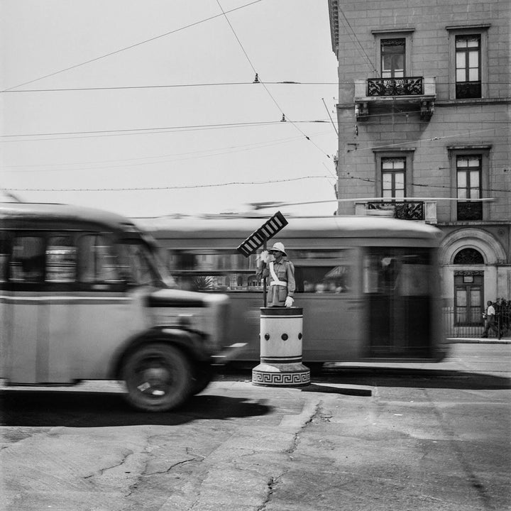 Πλατεία Συντάγματος, 1954. Μπροστά στο ξενοδοχείο «Μεγάλη Βρεταννία», βρισκόταν το κουβούκλιο της Τροχαίας. Φωτ. ROBERT McCABΕ