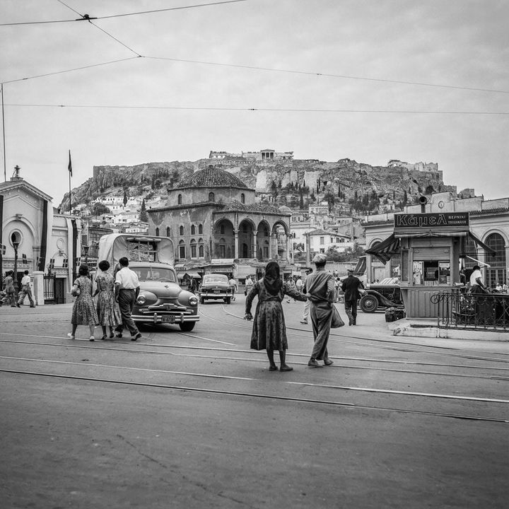 Aθήνα, πλατεία Μοναστηρακίου, 1954. Μια γυναίκα συγκρατεί τον σύντροφό της για να αποφύγει ένα διερχόμενο αυτοκίνητο σε μια πόλη που δεν είχε φανάρια. Φωτ. ROBERT McCABE