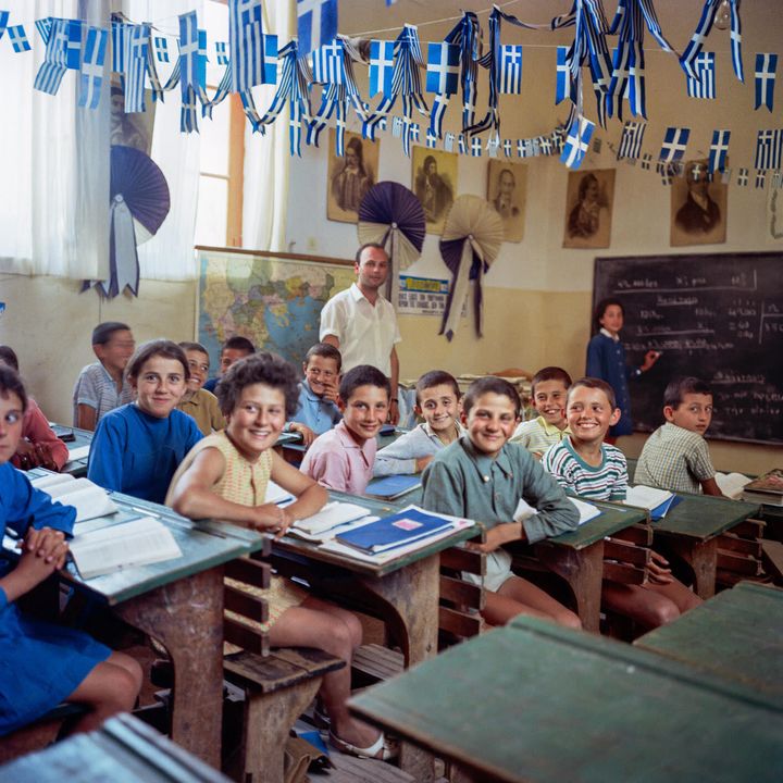 Σέριφος, 1970. Σχολική αίθoυσα με δάσκαλο τον Δημήτρη Ρήγα. Φωτ. ROBERT McCABE