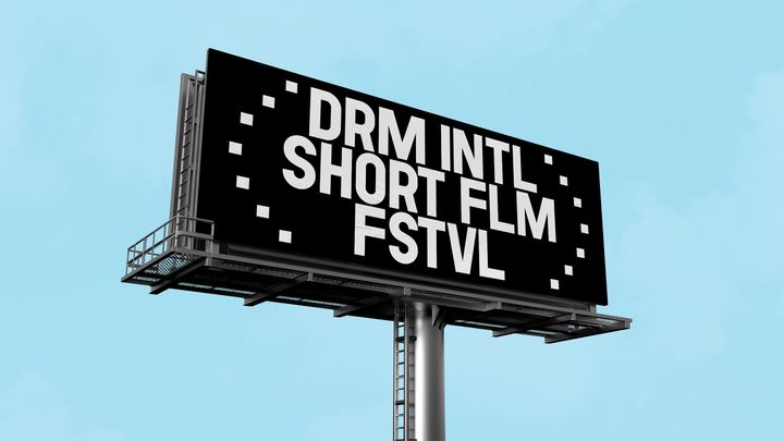 Το λογότυπο του Διεθνούς Φεστιβάλ Ταινιών Μικρού Μήκους Δράμας. 