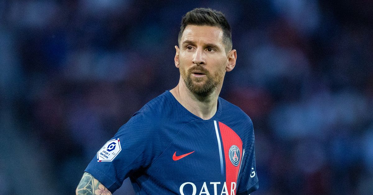 Why did Lionel Messi choose the #30 jersey number at PSG?