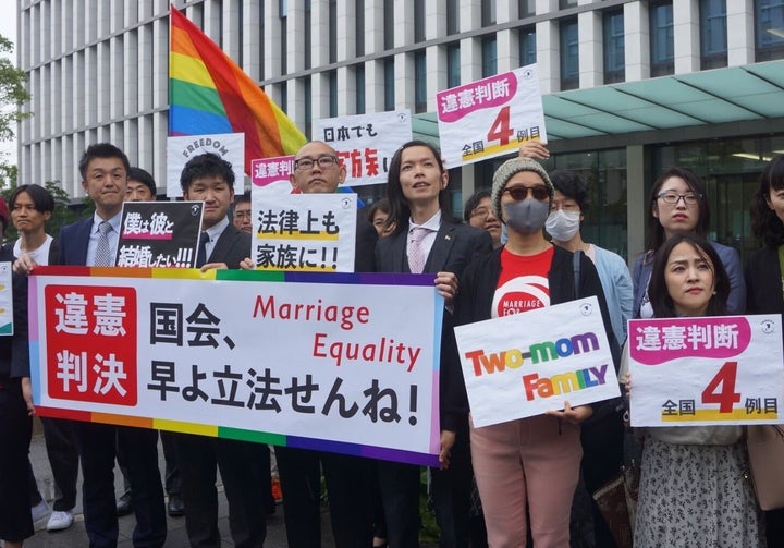 福岡地裁の違憲判決を報告する原告ら