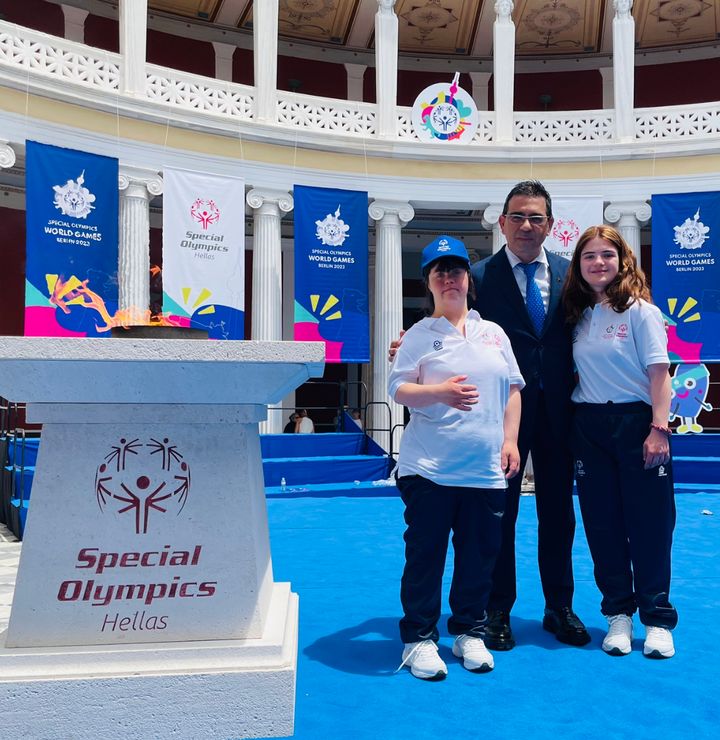 Ο Γιώργος Σταμάτης μαζί με παιδιά που συμμετέχουν στου Special Olympics