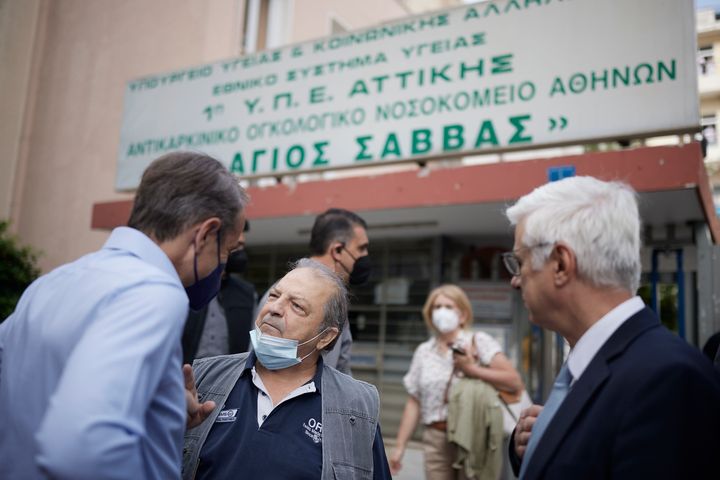 Ο Κυριάκος Μητσοτάκης συνομίλησε με προσωπικό του νοσοκομείου αλλά και με πολίτες