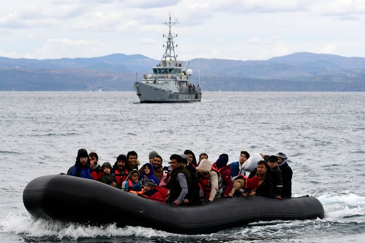 ΑΡΧΕΙΟ - Οι μετανάστες φτάνουν με λέμβο συνοδευόμενοι από σκάφος της Frontex στο χωριό Σκάλα Σικαμινιάς, στο ελληνικό νησί της Λέσβου, αφού διέσχισαν το Αιγαίο από την Τουρκία, στις 28 Φεβρουαρίου 2020. Οι βουλευτές της Ευρωπαϊκής Ένωσης ενέκριναν την Πέμπτη 20 Απριλίου 2023 μια σειρά προτάσεων με στόχο τον τερματισμό της μακροχρόνιας αντιπαράθεσης σχετικά με τον καλύτερο τρόπο διαχείρισης της μετανάστευσης, ένα αίνιγμα που έχει προκαλέσει μια από τις μεγαλύτερες πολιτικές κρίσεις του μπλοκ. (AP Photo/Michael Varaklas, File)