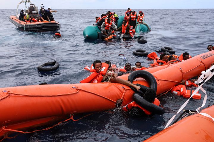 ΑΡΧΕΙΟ - Mετανάστες σε μια λαστιχένια βάρκα καταλήγουν στο νερό ενώ άλλοι αρπάζονται από ένα φουσκωτό σωστικό μέσο προτού διασωθούν από μια ομάδα του Sea Watch-3, περίπου 35 μίλια ανοιχτά της Λιβύης, Δευτέρα, 18 Οκτωβρίου, 2021. Σε μια σύνοδο κορυφής στις 9-10 Φεβρουαρίου 2023, οι 27 αρχηγοί κρατών και κυβερνήσεων της ΕΕ τόνισαν τη σημασία της ενίσχυσης των συνόρων και της πίεσης στις συχνά φτωχές χώρες που οι άνθρωποι εγκαταλείπουν ή διασχίζουν για να φτάσουν στην Ευρώπη. (AP Photo/Valeria Mongelli, File)