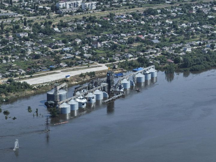Penyimpanan biji-bijian berada di bawah air setelah runtuhnya Bendungan Kakhovka, di Kozatske, di Ukraina yang diduduki Rusia pada 7 Juni. 