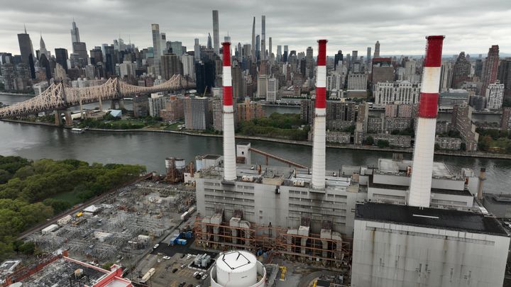 La estación generadora de Ravenswood en Astoria, Queens, es la planta de energía de combustibles fósiles más grande de la ciudad de Nueva York. 