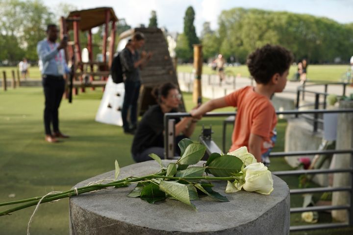 Τριαντάφυλλα ακουμπησμένα στην παιδική χαρά μετά από την επίθεση με μαχαίρι την Πέμπτη, 8 Ιουνίου 2023 στο Annecy, στις γαλλικές Άλπεις. Ένας άνδρας με μαχαίρι μαχαίρωσε τέσσερα μικρά παιδιά σε πάρκο στις γαλλικές Άλπεις, επιτιθέμενος και σε ένα βρέφος που βρισκόταν σε καρότσι, επανειλημμένα. Τα παιδιά μεταξύ 22 μηνών και 3 ετών υπέστησαν απειλητικά για τη ζωή τους τραύματα και δύο ενήλικες επίσης τραυματίστηκαν, ανέφεραν οι αρχές. (AP Photo/Laurent Cipriani)