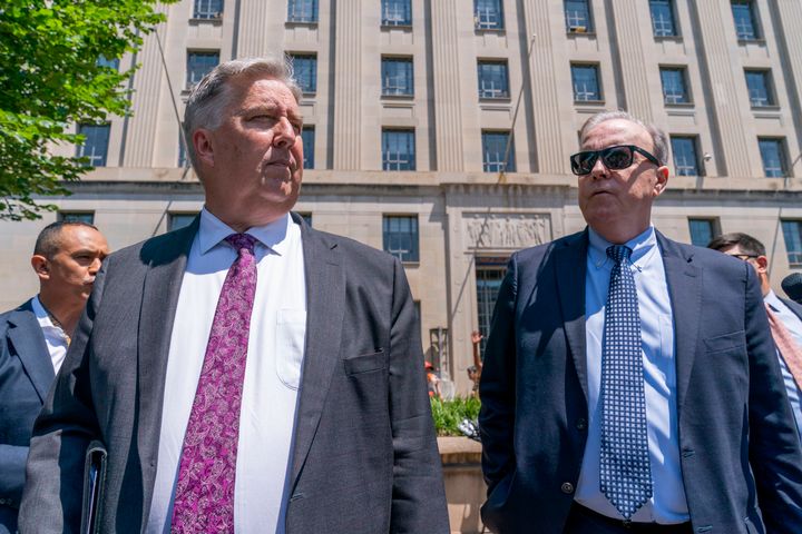 Οι δικηγόροι του Ντόναλντ Τραμπ, Τζέιμς Τράστι, αριστερά, και Τζον Ρόουλι, δεξιά, αποχωρούν από το υπουργείο Δικαιοσύνης, τη Δευτέρα 5 Ιουνίου 2023, στην Ουάσινγκτον.