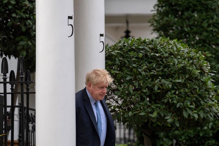 LONDRES, INGLATERRA - 22 DE MARZO: El ex primer ministro británico Boris Johnson sale de su casa el 22 de marzo de 2023 en Londres, Inglaterra.