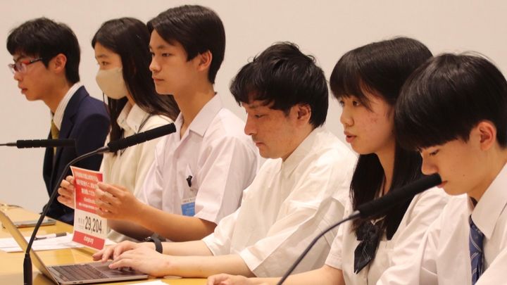 東京都議らに署名を提出した高校生5人と室橋さん（右から3人目）。このほか、匿名を希望した高校生1人が記者会見に参加した（6月8日午後、東京都庁）
