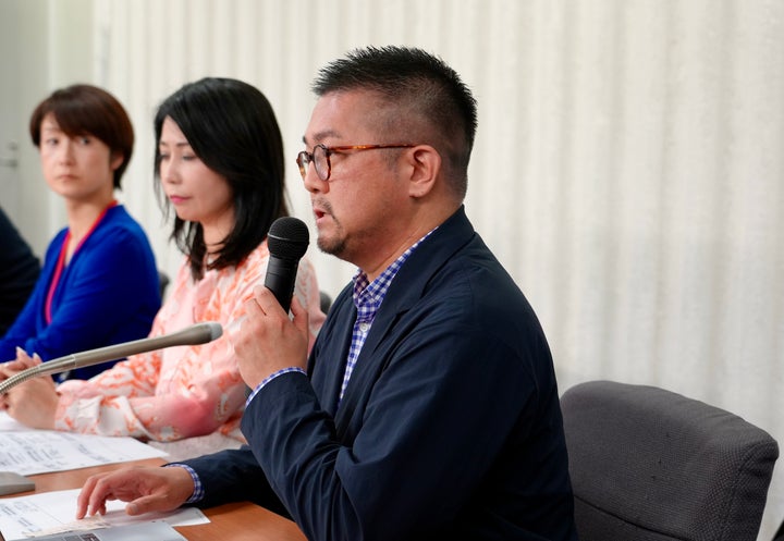 「LGBT理解増進法案」について、「裏切られた気持ち」だと吐露する松中権さん(右)
