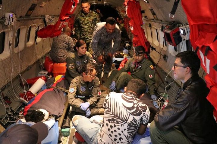 Τα παιδιά μεταφέρθηκαν με στρατιωτικό αεροπλάνο σε νοσοκομείο στην Μποκοτά.