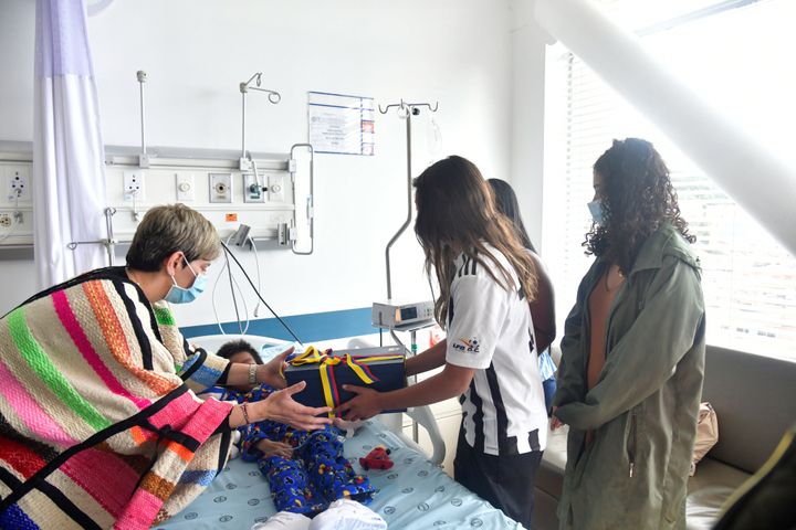 Η σύζυγος του προέδρου της Κολομβίας Veronica Alcocer επισκέφθηκε τα παιδιά στο σοσοκομείο.