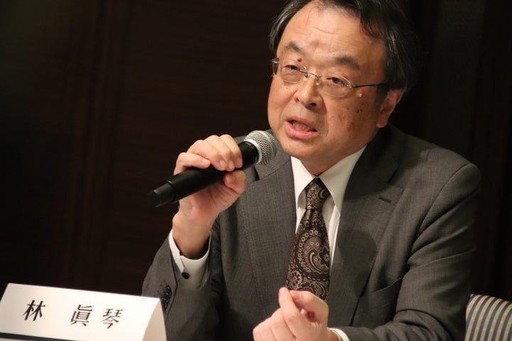 6月12日午後、東京都内で開いた記者会見でチームについて説明する林眞琴氏