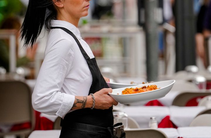 Μια σερβιτόρα σερβίρει ζυμαρικά σε ένα εστιατόριο στο Μιλάνο, στη βόρεια Ιταλία, Πέμπτη 8 Ιουνίου 2023. Οι Ιταλοί καλούν σε διαμαρτυρία για τα ζυμαρικά καθώς οι τιμές των τροφίμων πιέζουν την Ευρώπη. Οι τιμές των τροφίμων έχουν αυξηθεί πιο απότομα στην Ευρώπη από ό,τι σε άλλες προηγμένες οικονομίες από τις ΗΠΑ έως την Ιαπωνία, λόγω του υψηλότερου κόστους ενέργειας και εργασίας και των επιπτώσεων του πολέμου της Ρωσίας στην Ουκρανία. (AP Photo/Luca Bruno)