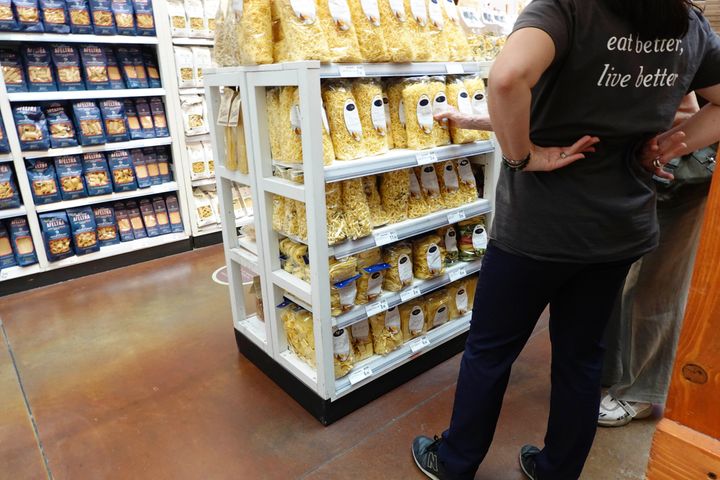 Οι πελάτες κοιτάζουν τις συσκευασίες ζυμαρικών που πωλούνται σε ένα σούπερ μάρκετ στο Μιλάνο, στη βόρεια Ιταλία, Πέμπτη 8 Ιουνίου 2023. Οι Ιταλοί καλούν σε μια διαμαρτυρία για τα ζυμαρικά καθώς οι τιμές των τροφίμων πιέζουν την Ευρώπη. Οι τιμές των τροφίμων έχουν αυξηθεί πιο απότομα στην Ευρώπη από ό,τι σε άλλες προηγμένες οικονομίες από τις ΗΠΑ έως την Ιαπωνία, λόγω του υψηλότερου κόστους ενέργειας και εργασίας και των επιπτώσεων του πολέμου της Ρωσίας στην Ουκρανία. (AP Photo/Luca Bruno)