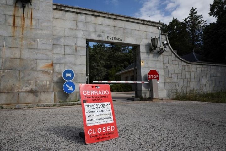 Μια πινακίδα ενημερώνει τους επισκέπτες ότι το μνημείο «Κοιλάδα των Πεσόντων», που τώρα είναι γνωστό ως Κοιλάδα Κουελγκαμούρος, είναι κλειστό για το ευρύ κοινό καθώς οι ιατροδικαστές ξεκινούν εργασίες για την εκταφή 128 θυμάτων του Ισπανικού Εμφυλίου Πολέμου που είναι θαμμένα στην τοποθεσία , κοντά στη Μαδρίτη. Ισπανία, 12 Ιουνίου 2023. REUTERS/Violeta Santos Moura