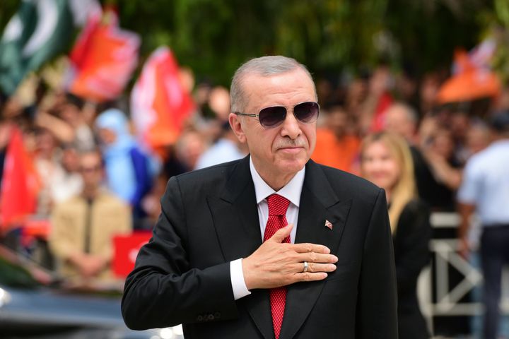 Ο Τούρκος πρόεδρος Ρετζέπ Ταγίπ Ερντογάν χαιρετά τον λαό κατά την άφιξή του στην κατεχόμενη από την Τουρκία περιοχή της διαιρεμένης πρωτεύουσας Λευκωσίας, Κύπρος, Δευτέρα 12 Ιουνίου 2023. Ο Ερντογάν βρίσκεται στην τουρκοκρατούμενη περιοχή του βόρειου τμήματος του νησιού της Κύπρου, στο πρώτο του ταξίδι μετά την επανεκλογή του μετά τις προεδρικές εκλογές της 28ης Μαΐου. (AP Photo/Nedim Enginsoy)