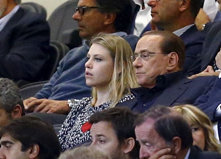 Ο πρόεδρος της Μίλαν Σίλβιο Μπερλουσκόνι και η κόρη του Μπάρμπαρα παρακολουθούν στην κερκίδα κατά τη διάρκεια του αγώνα ποδοσφαίρου της Serie A εναντίον της Παλέρμο στο στάδιο San Siro στο Μιλάνο, Ιταλία, 19 Σεπτεμβρίου 2015. REUTERS/Stefano Rellandini