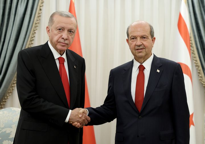 Ο πρόεδρος Ρετζέπ Ταγίπ Ερντογάν γίνεται δεκτός από τον ηγέτη των Τουρκοκύπριων, Ερσίν Τατάρ κατά την πρώτη του επίσκεψη στο εξωτερικό μετά την επανεκλογή του στην προεδρία, στη Λευκωσία στις 12 Ιουνίου 2023.