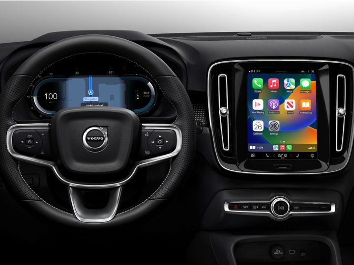 Volvo XC40 Recharge - Πλοήγηση στην οθόνη του προγράμματος οδήγησης με την αρχική σελίδα του Apple CarPlay στην κεντρική οθόνη.