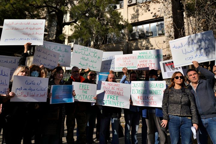Συγγενείς των θυμάτων διαδηλώνουν στη Βηρυτό ζητώντας δικασιοσύνη.