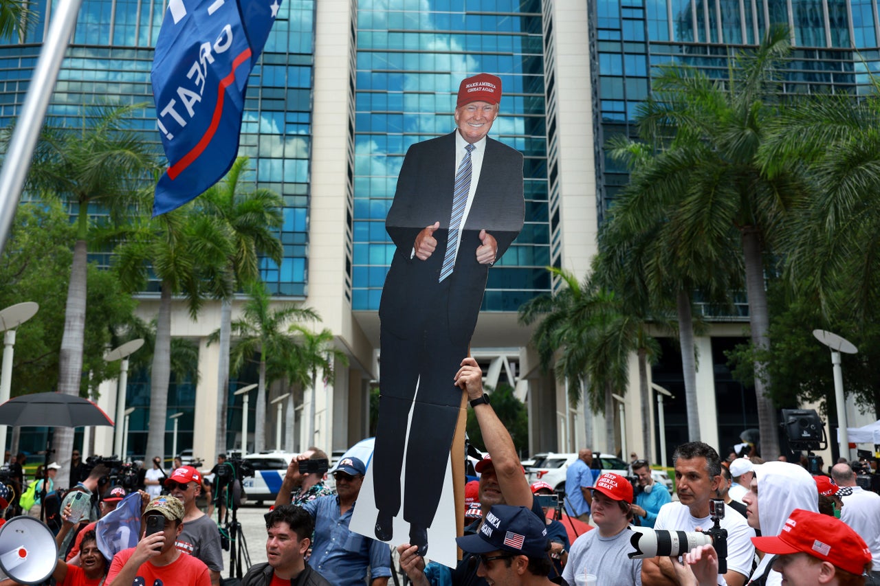 El partidario Joe Compono sostiene un recorte de Trump afuera del juzgado federal donde está programado que Trump sea procesado al día siguiente, el 13 de junio en Miami.