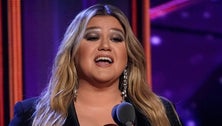 Kelly Clarkson Surprises Coffee Shop Customers With Stunning Choir-Backed Serenade
