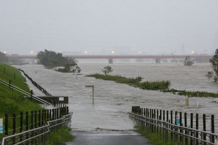台風19号の影響で増水した多摩川＝2019年10月12日