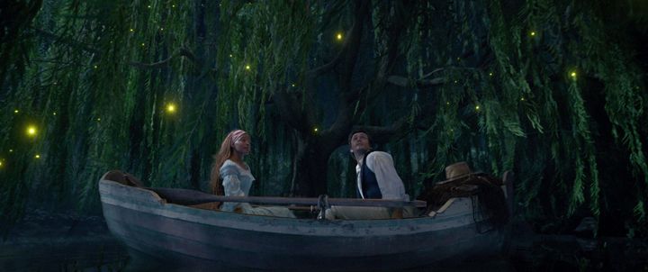 アニメーションでも描かれたエリック王子（ジョナ・ハウアー=キング）とアリエルがボートに乗るシーンは実写版でも登場する