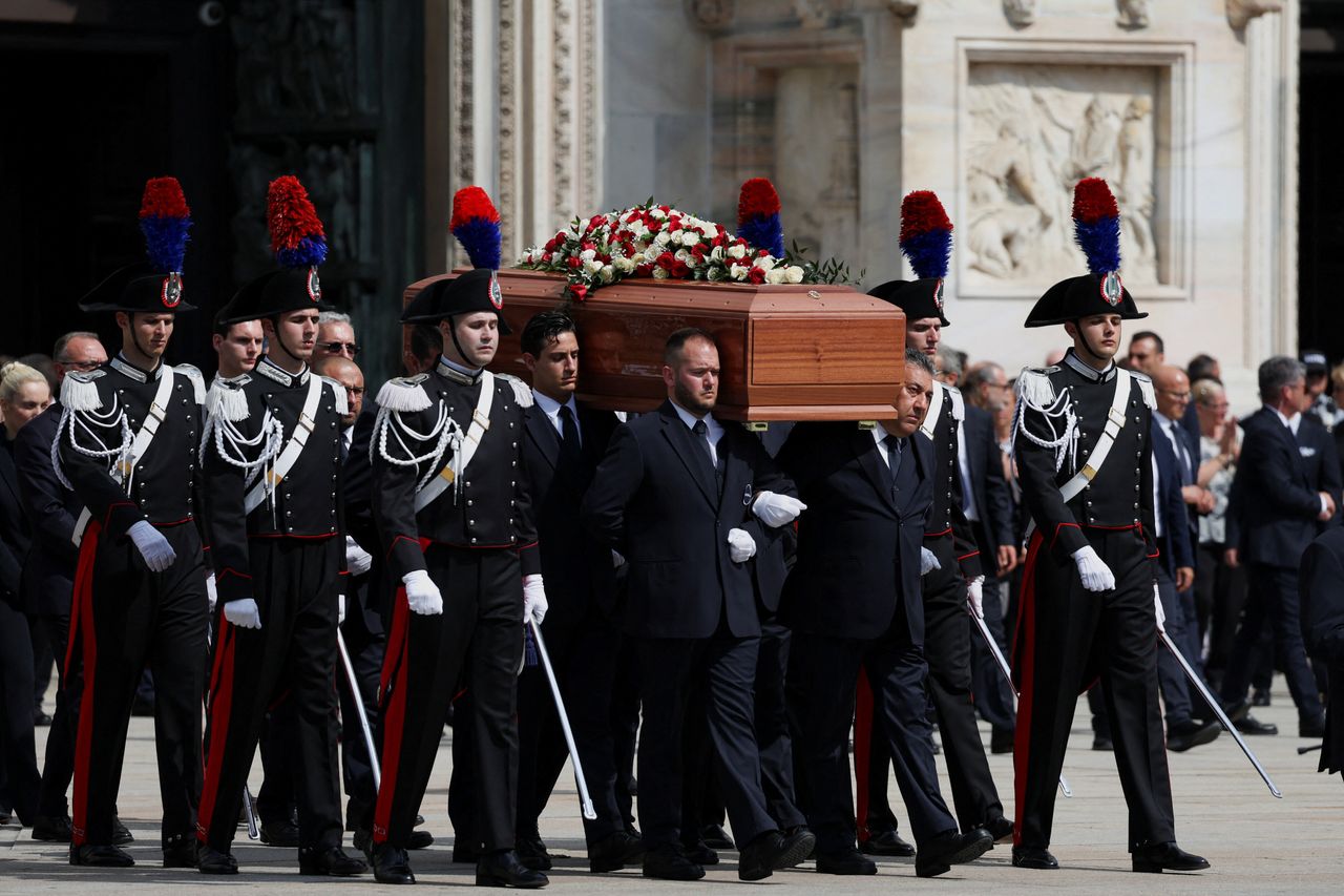 Tο φέρετρο του πρώην πρωθυπουργού της Ιταλίας Σίλβιο Μπερλουσκόνι μεταφέρεται την ημέρα της κρατικής κηδείας του, έξω από τον καθεδρικό ναό Ντουόμο, στο Μιλάνο της Ιταλίας στις 14 Ιουνίου 2023. REUTERS/Claudia Greco