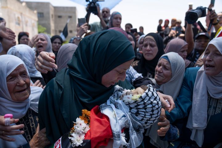 Η Παλαιστίνια Marwa al-Tamimi, 32 ετών μεταφέρει το σώμα του 2χρονου μικρού γιου της Mohammed al-Tamimi κατά τη διάρκεια της κηδείας του στο χωριό Nebi Saleh της Δυτικής Όχθης, βορειοδυτικά της Ραμάλα, Τρίτη 6 Ιουνίου 2023.