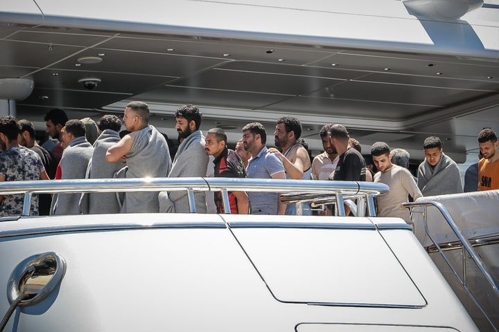 Ναυάγιο ανοιχτά της Πύλου με δεκάδες νεκρούς μετανάστες, μεταφορά των διασωθέντων στο λιμάνι της Καλαμάτας, Τετάρτη 14 Ιουνίου 2023