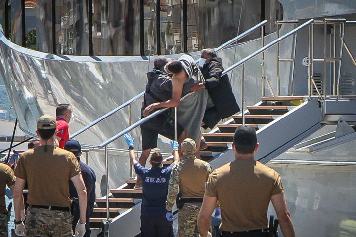Ναυάγιο ανοιχτά της Πύλου με δεκάδες νεκρούς μετανάστες, μεταφορά των διασωθέντων στο λιμάνι της Καλαμάτας, Τετάρτη 14 Ιουνίου 2023